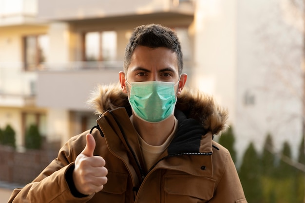 Foto uomo che indossa una maschera igienica per prevenire il virus pm2.5 e coronavirus.