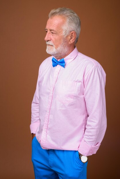 Photo man wearing mask against white background