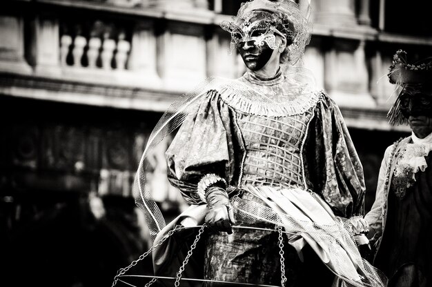 Foto uomo che indossa una maschera al carnevale