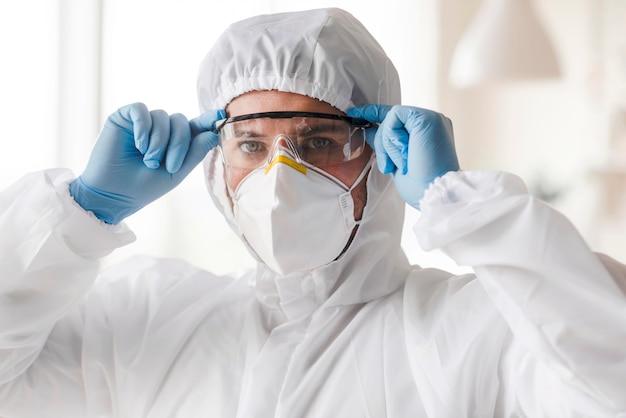 Photo man wearing mask and goggles