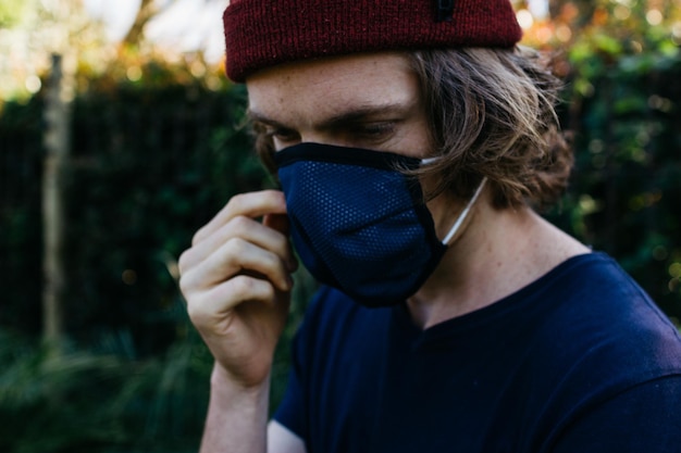 Foto uomo con maschera e cappello