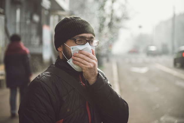 路上で仮面をかぶった男。ウイルスとグリップに対する保護