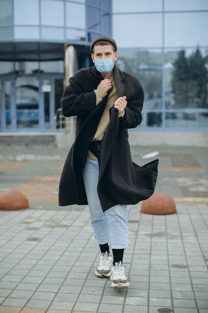 길거리에서 마스크를 쓰고 남자. 바이러스 및 그립으로부터 보호