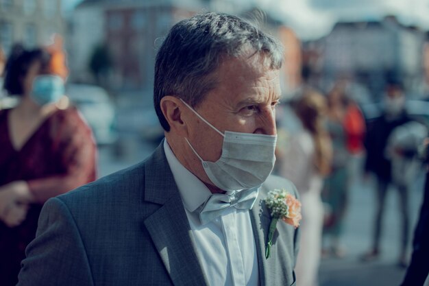 Foto uomo che indossa una maschera