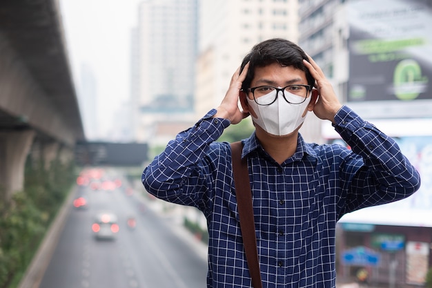 L'uomo che indossa la maschera respiratoria n95 protegge e filtra pm2.5