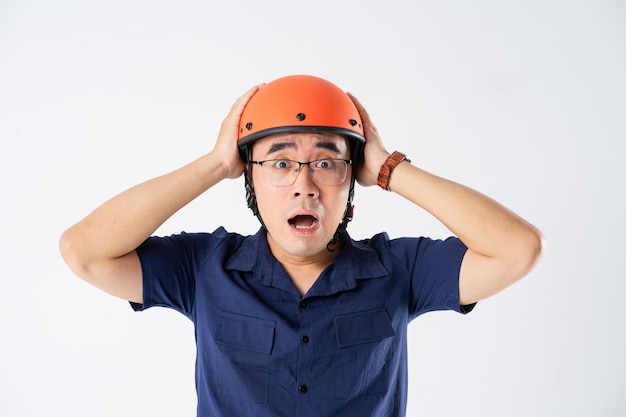 사진 흰색 배경에 주황색 헬멧을 쓴 남자