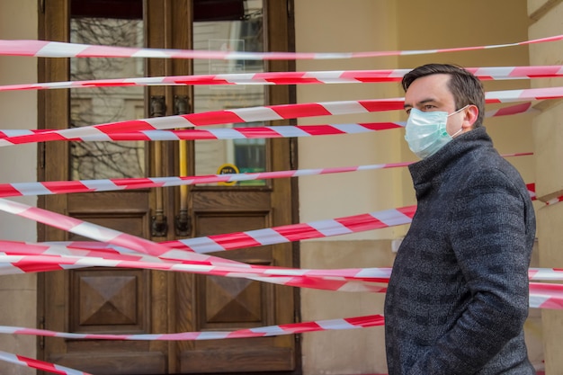 Photo man wearing a protective face mask