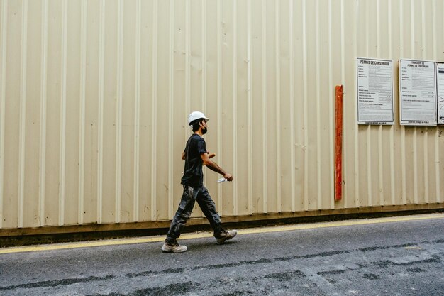 Foto un uomo che indossa un casco di sicurezza camminando