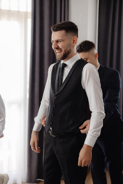 Photo a man wearing a suit and tie that says  hes smiling