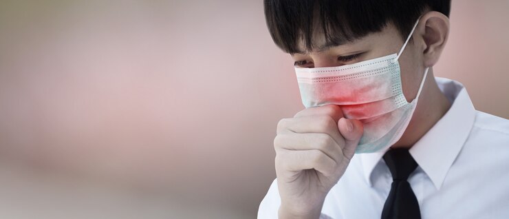 Photo 기침과 재채기로 질병에 의한 코를 막기 위해 수술 용 마스크를 착용하는 사람 바이러스와 세균이 다른 사람에게 퍼지는 것을 막기 위해 얼굴 마스크는 코로나 바이러스를 보호합니다 2019