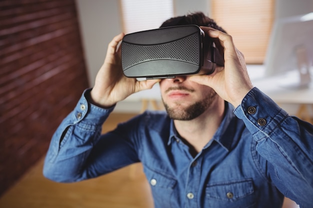 Uomo che indossa il vetro virtuale