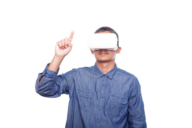 Человек в наушниках виртуальной реальности пытается пальцем прикоснуться к экрану чего-то