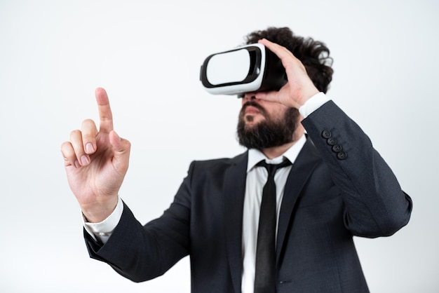 Uomo che indossa occhiali vr e indica messaggi importanti con un dito uomo d'affari con occhiali per realtà virtuale e mostra informazioni cruciali