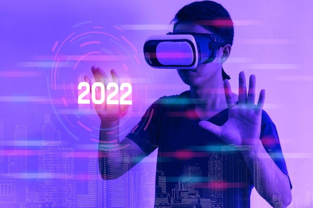 L'uomo che indossa occhiali vr tocca lo schermo virtuale 2022. tecnologia del concetto di metaverso aziendale.