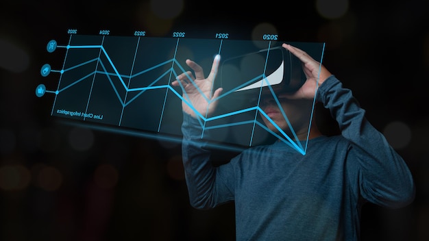 Uomo che indossa l'auricolare vr che mostra la crescita dell'ologramma virtuale nel mercato azionario delle statistiche commerciali