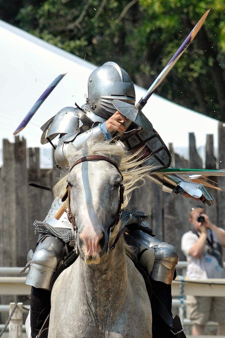 Photo 馬に乗っている戦士の衣装を着た男
