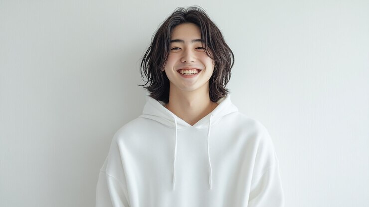 Photo 白いフードを着た男性彼は笑っていると書かれています