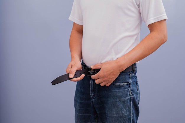 Uomo con camicia bianca che mostra dolori alla schiena