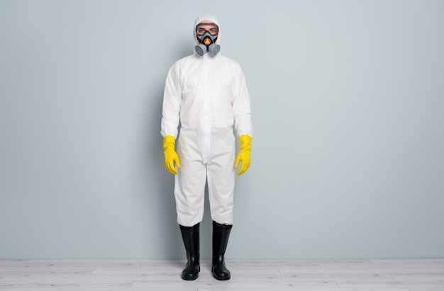 Photo man wears special protective suit and mask