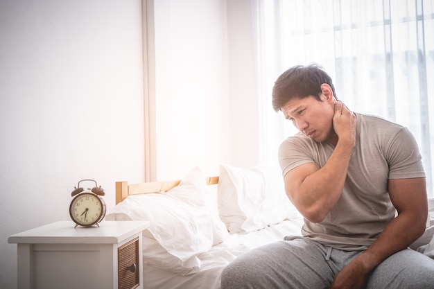 Man werd wakker door een wekker met nekpijn van slapen