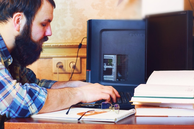 Man werk computer pen schrijven