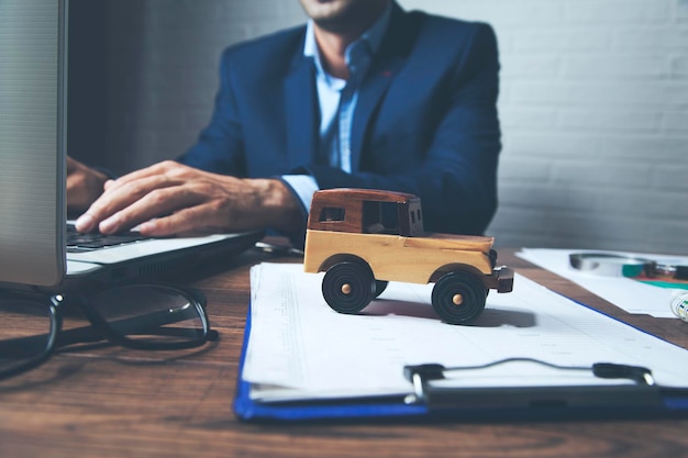 Man werkende computer met auto