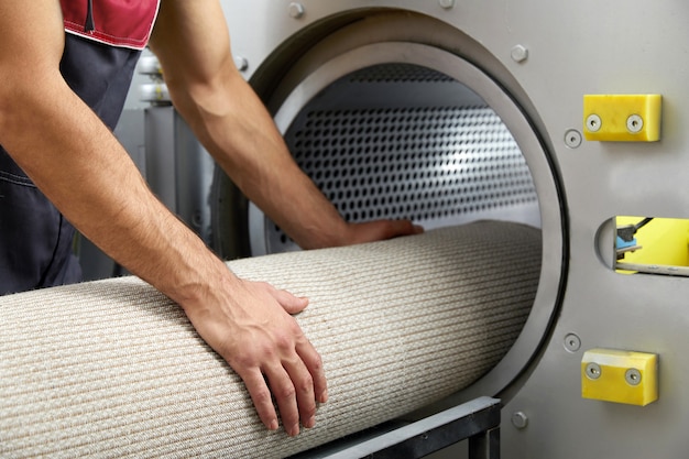 Man werkende droogmachine voor tapijtreiniging. Professionele tapijtreinigingsdienst