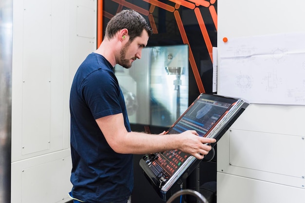 Man werkende machine in industriële fabriek