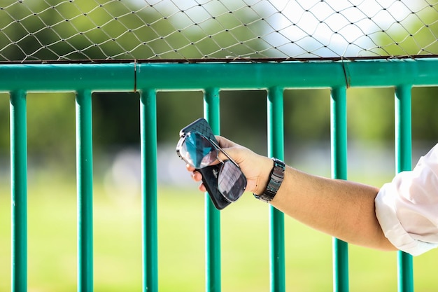 Man werkt aan blauwe fles.