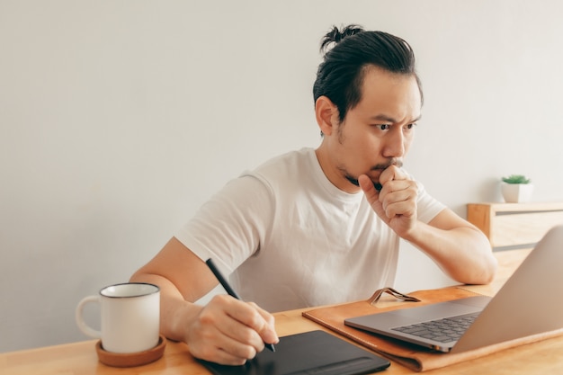 Man werkt in zijn appartement