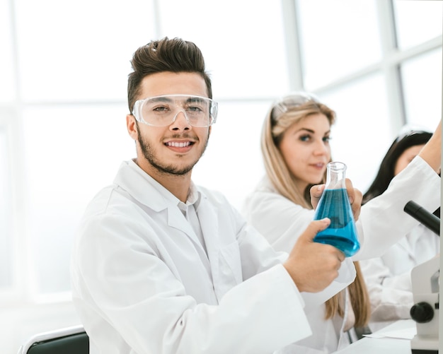 Man wetenschapper met een fles vloeistof voor het experiment. wetenschap en gezondheid