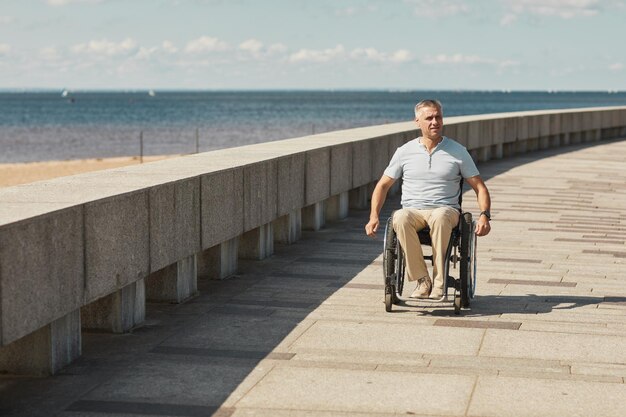 海沿いの車椅子の男