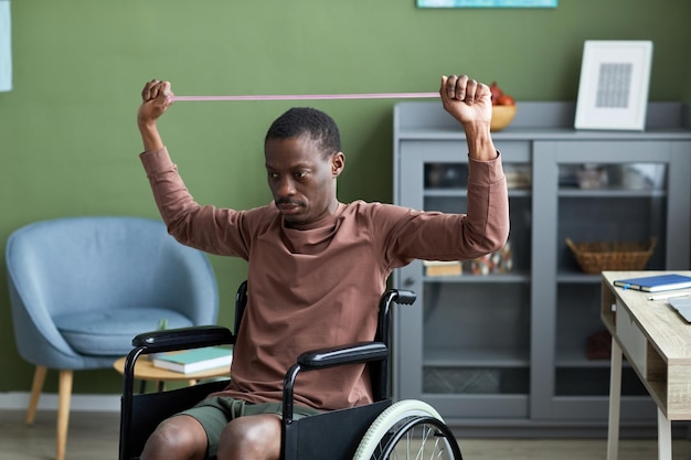 Мужчина в инвалидной коляске тренируется