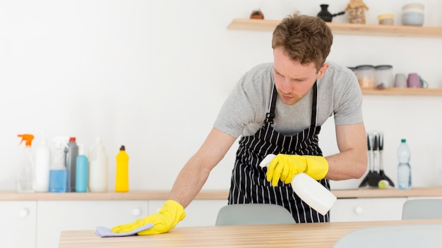 Foto uomo che monta in cucina