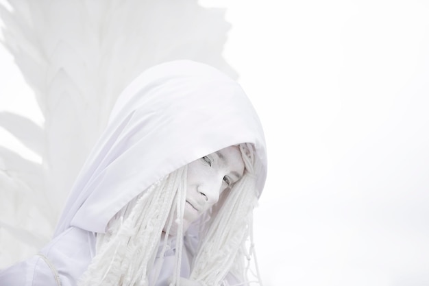 Photo a man in a white angel costume with wings closeupgothic white angel