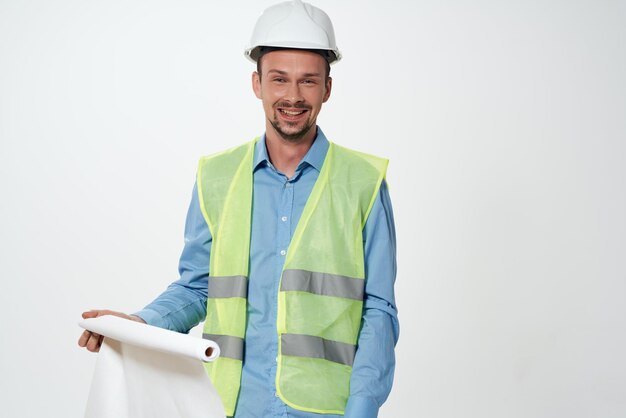 Uomo con casco bianco progetti di costruttore professione lavorativa foto di alta qualità