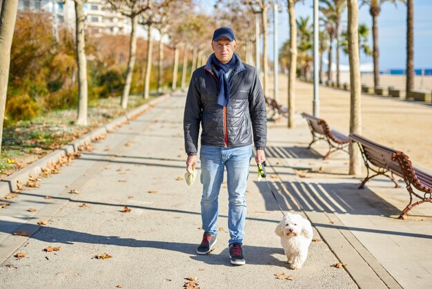 男白い小さな犬の散歩公園