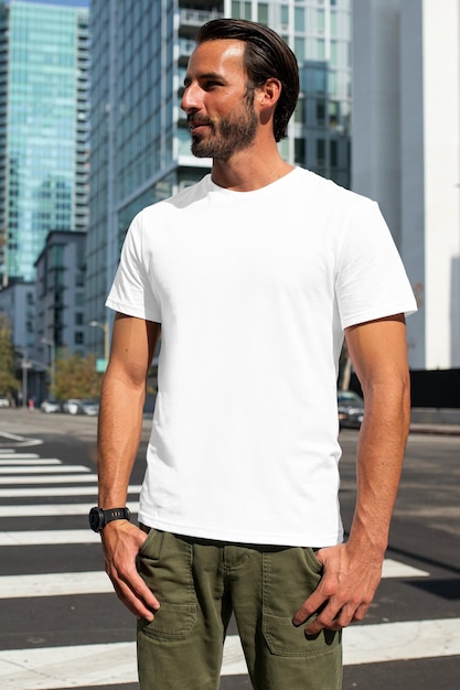 白いTシャツを着た男性都市環境で
