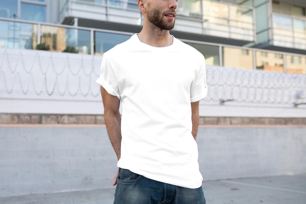 白いTシャツを着た男