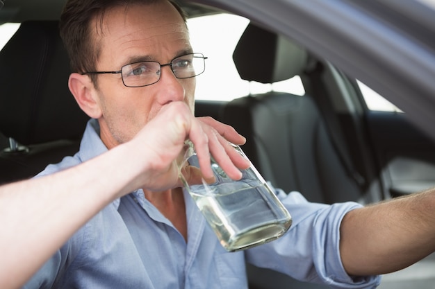 Man wijn drinken tijdens het rijden