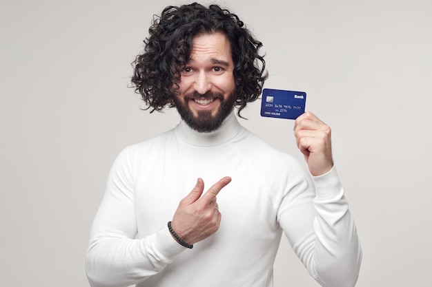 Man wijzend op creditcard in studio
