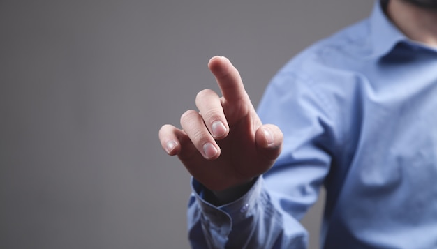 Man wijzende of vinger in scherm aan te raken.