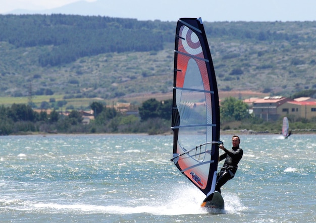 Man windsurfen in Leucate Zuid-Frankrijk