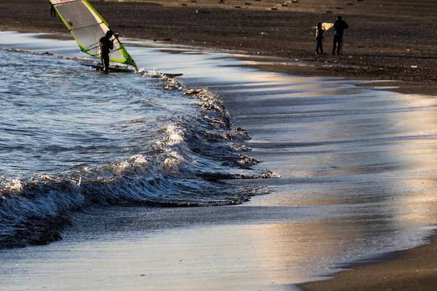 Photo man windsurfing in sea