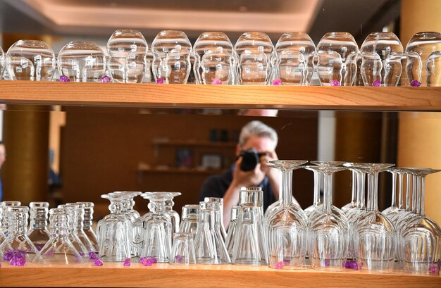 Photo man and wine in glass on table