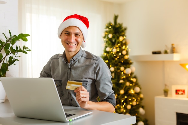 Man winkelen voor kerstcadeaus online