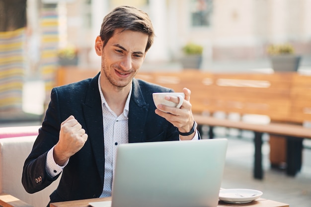 Man winnaar kijken met laptop