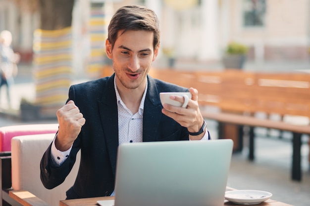 Man winnaar kijken met laptop