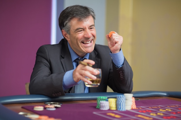 Foto uomo che vince al tavolo della roulette