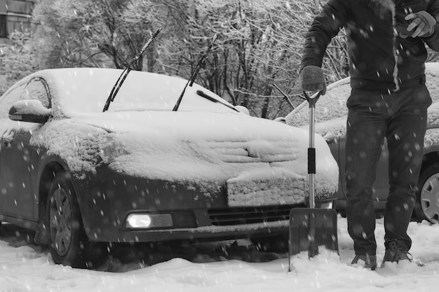 Photo a man in winter clothes on the street